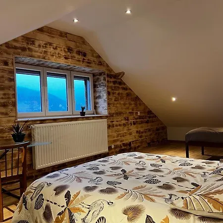 Au Pied Du Mont