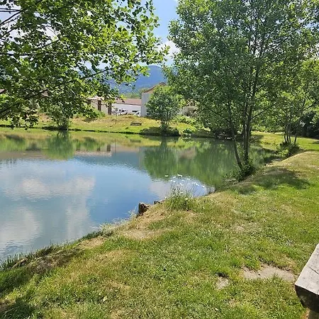 Au Pied Du Mont